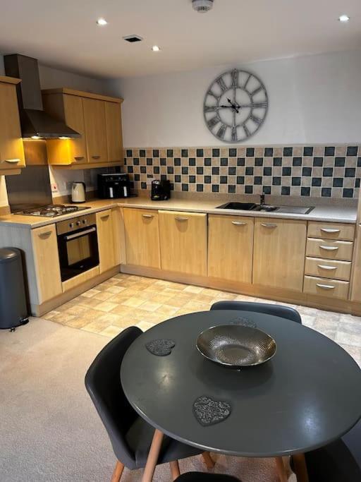 City Centre Apartment. Wrexham Exterior photo